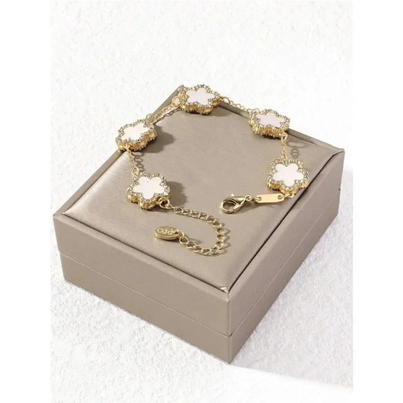 Elegant Five-Leaf Clover Cubic Zirconia bracelet - Picture 1 of 4